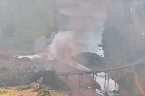 Caminhão pega fogo e bloqueia BR-386