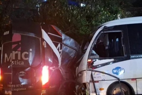 Colisão entre micro-ônibus e van deixa 16 feridos em Passo Fundo
