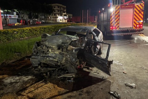 Colisão frontal com caminhão deixa Gol "quadrado" destruído e homem ferido na ERS-130, em Lajeado