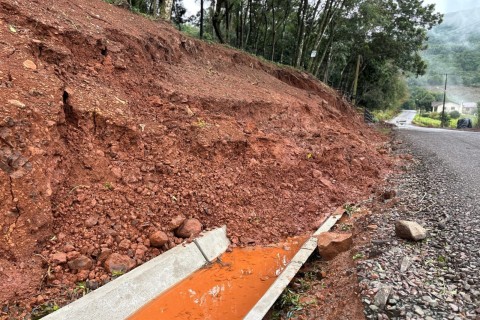 Excesso de chuva provoca deslizamento na Linha Harmonia, em Teutônia